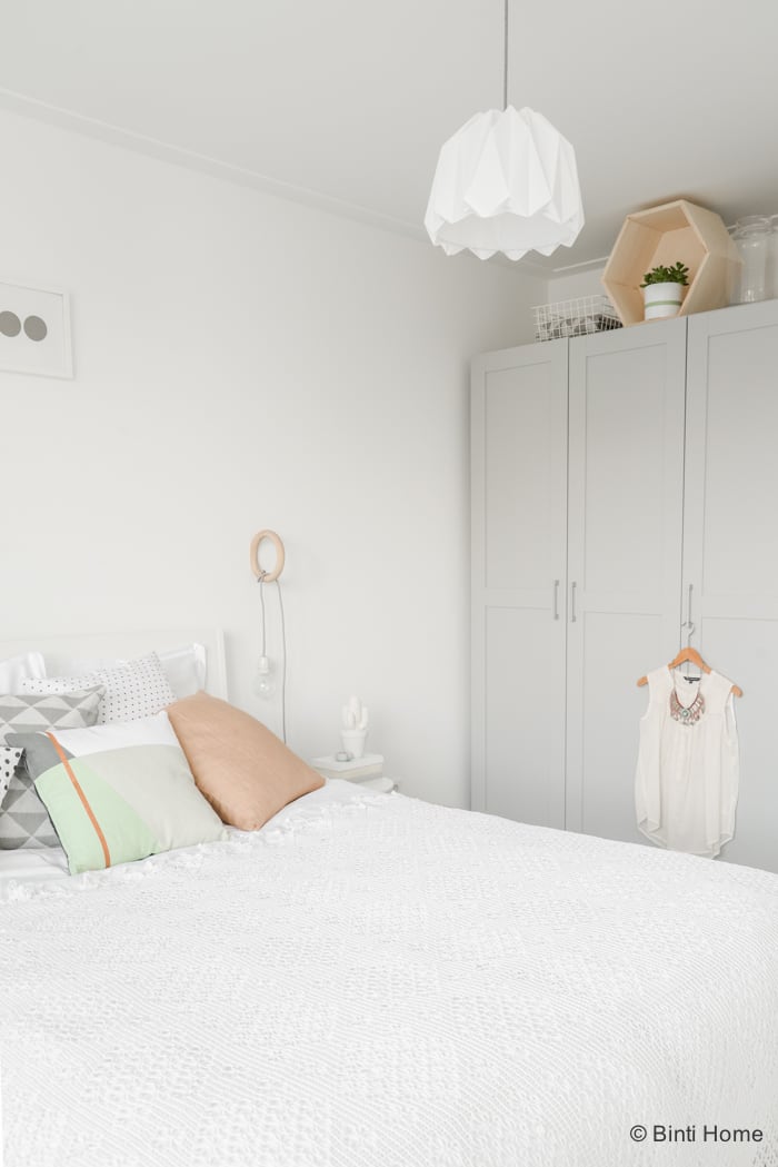 iets Verzoekschrift ten tweede Styling van een romantische slaapkamer met zachte kleuren - Binti Home |  Interieurontwerpstudio & inspiratie blog