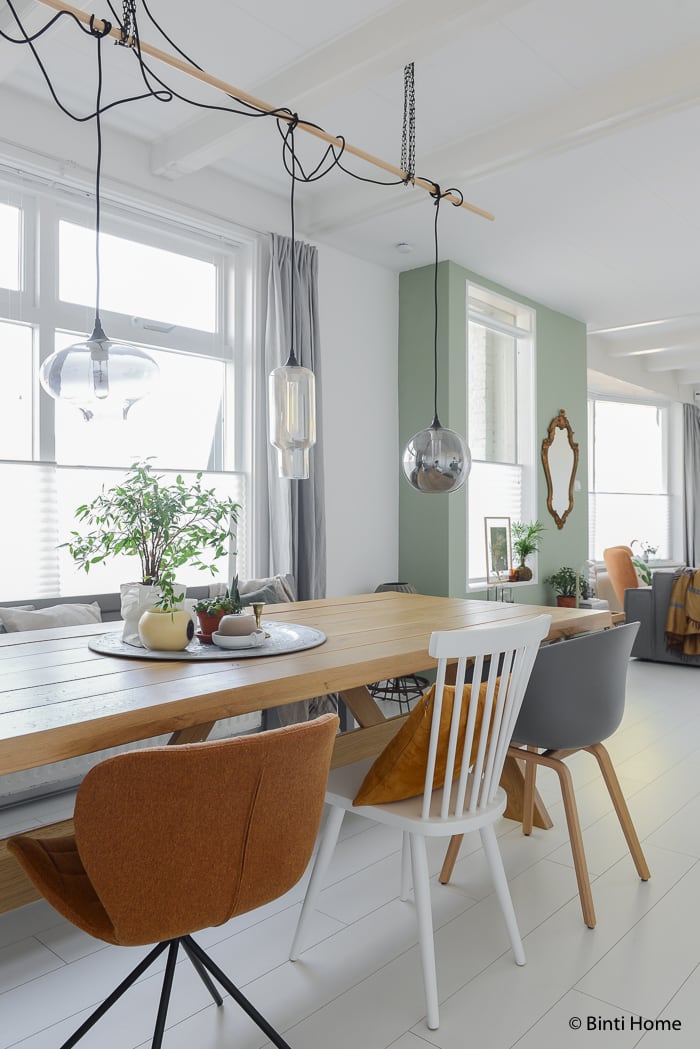 Groen styling in de woonkamer en eetkamer ©BintiHomestudio