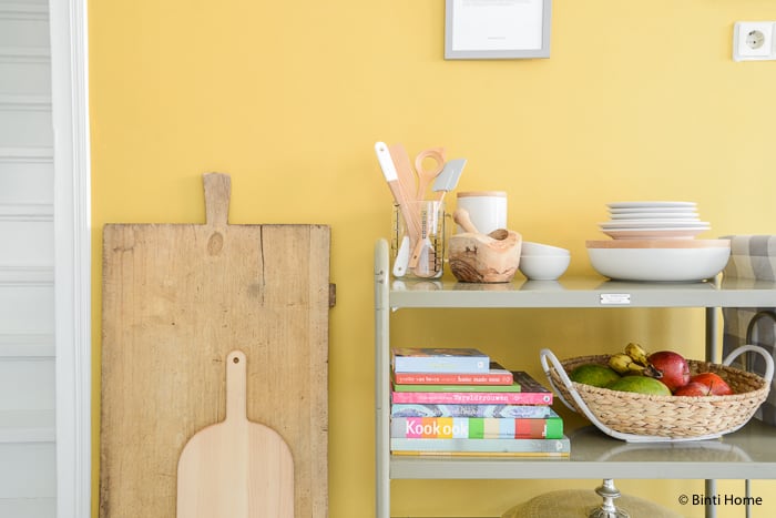 Stylingtip voor de keuken Een receptenwand op een okergele muur