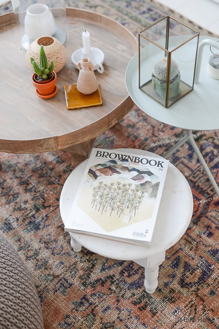 Stylingtips wooninspiratie met boeken tijdschriften in huis ©BintiHome