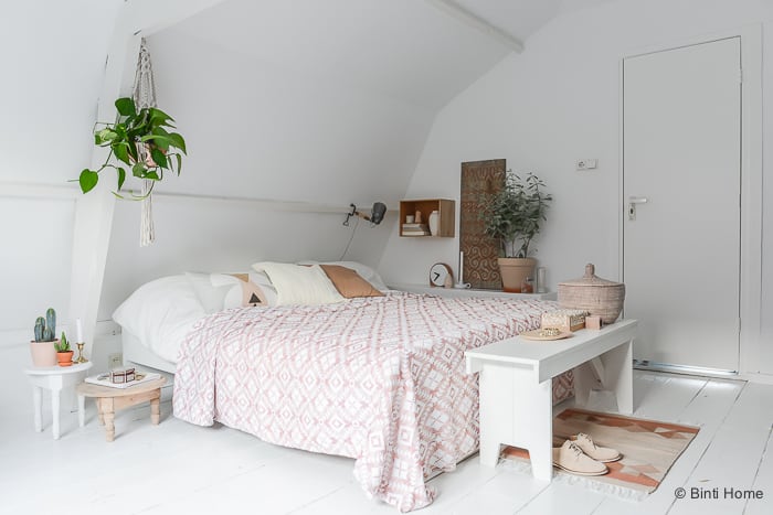 Binnenkijken Hometour styling and photography bedroom interior soft pastels by ©BintiHome