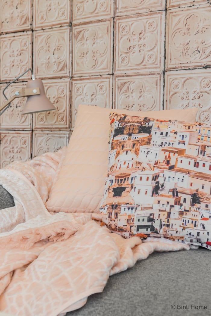 Woonkamer styling met zacht roze pastellen en een grijze bank Mykonos cushion ©BintiHome