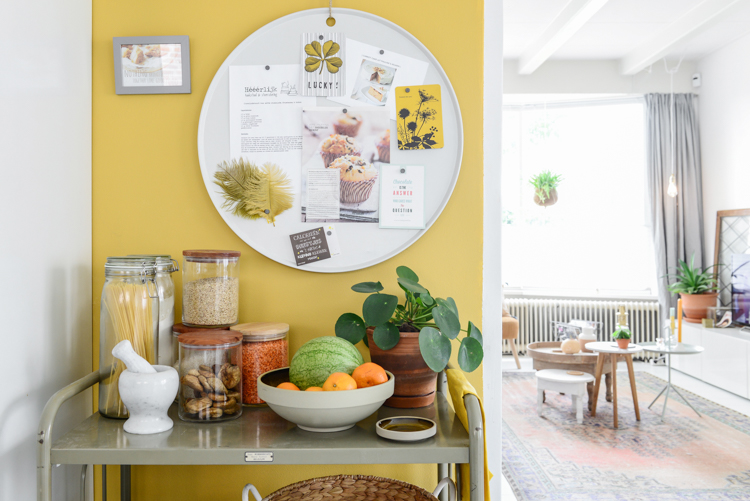 transactie terugbetaling Onheil Muur decoratie ideeën voor de gele achterwand in de keuken - Binti Home |  Interieurontwerpstudio & inspiratie blog
