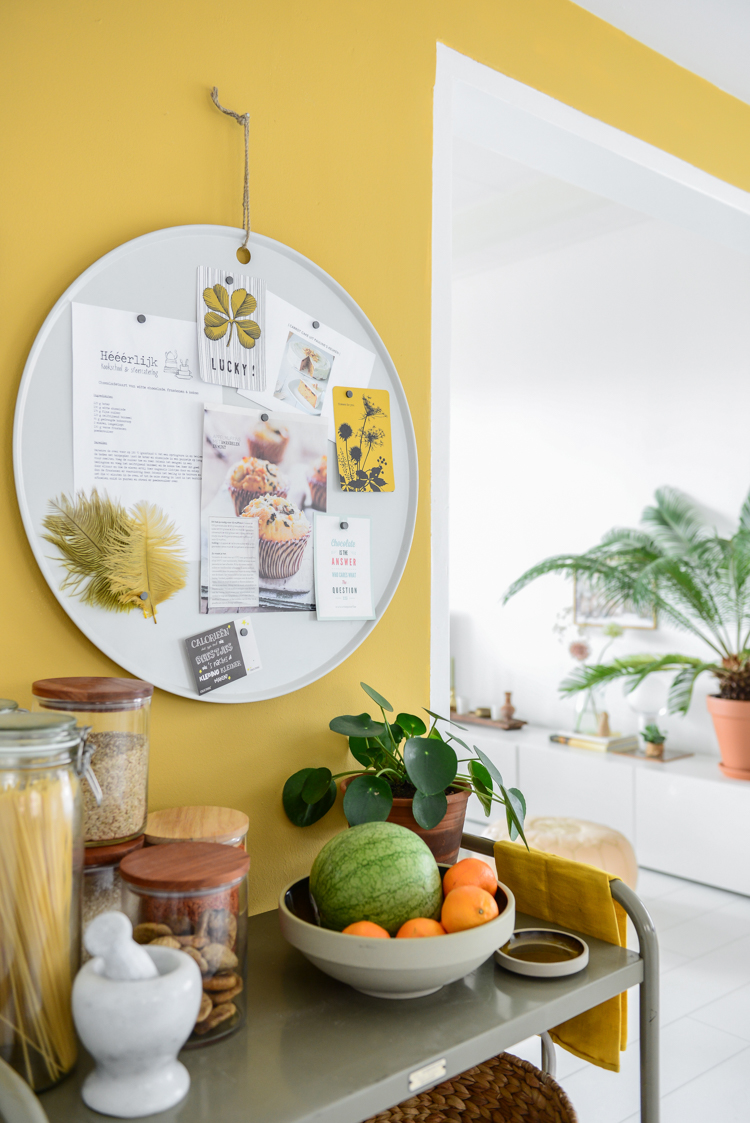 Productiviteit punt Permanent Muur decoratie ideeën voor de gele achterwand in de keuken - Binti Home |  Interieurontwerpstudio & inspiratie blog