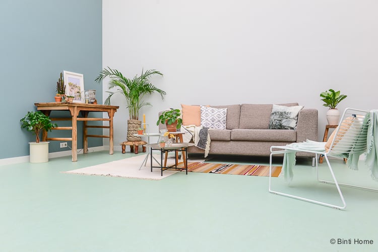 Bruin Trillen Rustiek Marmoleum vloer - De woonkamer inrichten met de kleur mint groen - Binti  Home | Interieurontwerpstudio & inspiratie blog