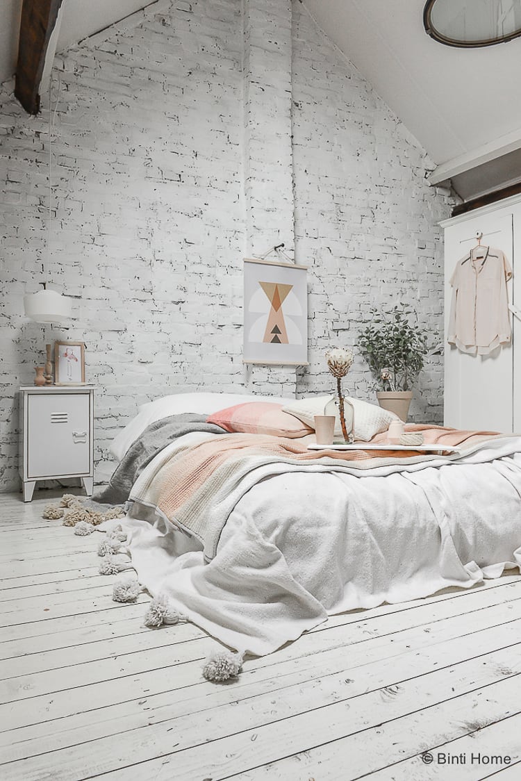pauze Voorstellen Duur Pastel slaapkamer inspiratie met een wit bakstenen muur - Binti Home |  Interieurontwerpstudio & inspiratie blog