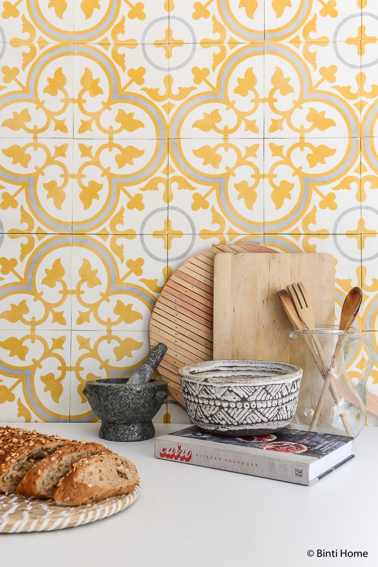 Verleiden gelei Kantine Gele Portugese tegels in de keuken - Binti Home | Interieurontwerpstudio &  inspiratie blog