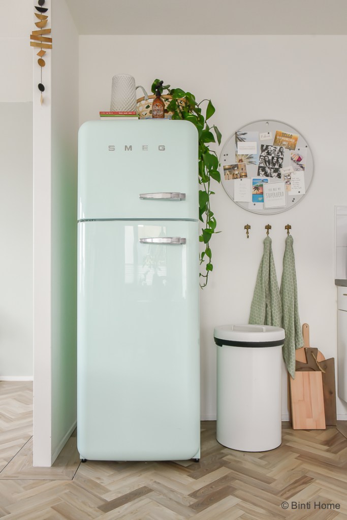 landen Accountant Verlichten Een nieuwe Smeg koelkast in de open keuken - Binti Home |  Interieurontwerpstudio & inspiratie blog