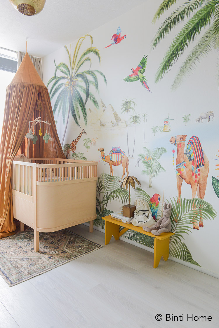 Babykamer behang met palmbomen kamelen van Creative Lab Amsterdam - Binti Home | Interieurontwerpstudio & inspiratie blog