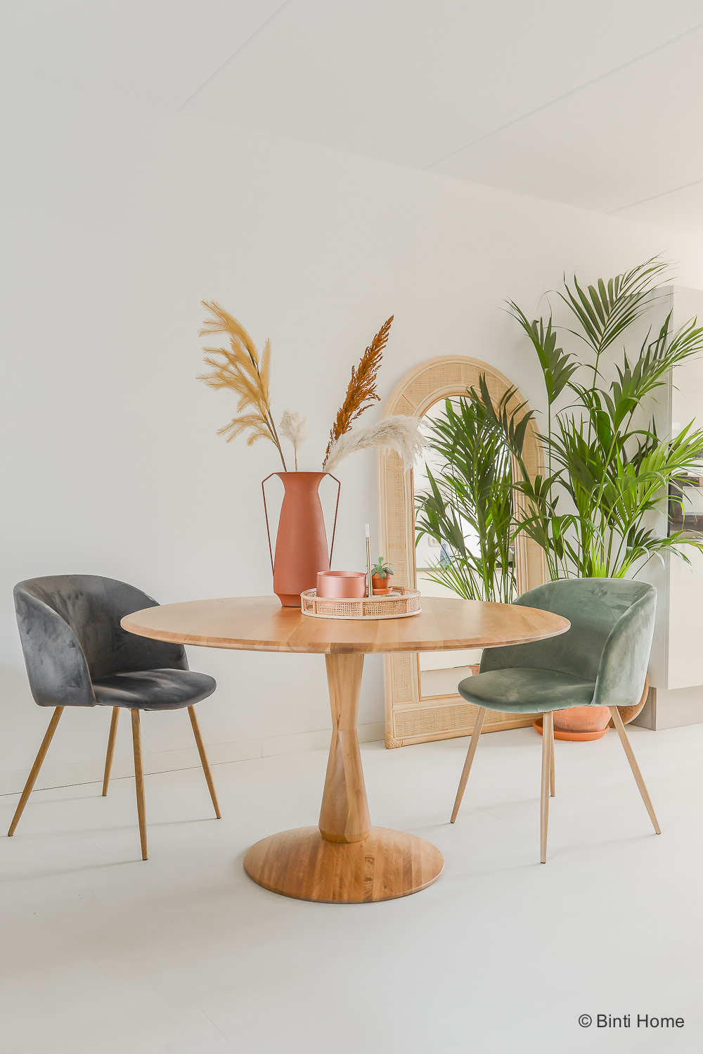 verwarring complexiteit golf Een prachtige ronde design eettafel van eiken - Scandinavisch design -  Binti Home | Interieurontwerpstudio & inspiratie blog