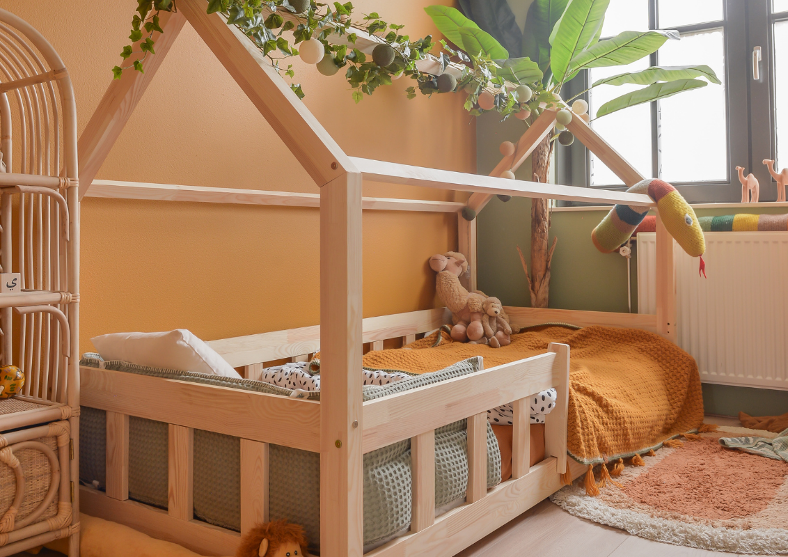 Kinderkamer met invloeden en de kleuren okergeel en - Binti Home | Interieurontwerpstudio & inspiratie blog