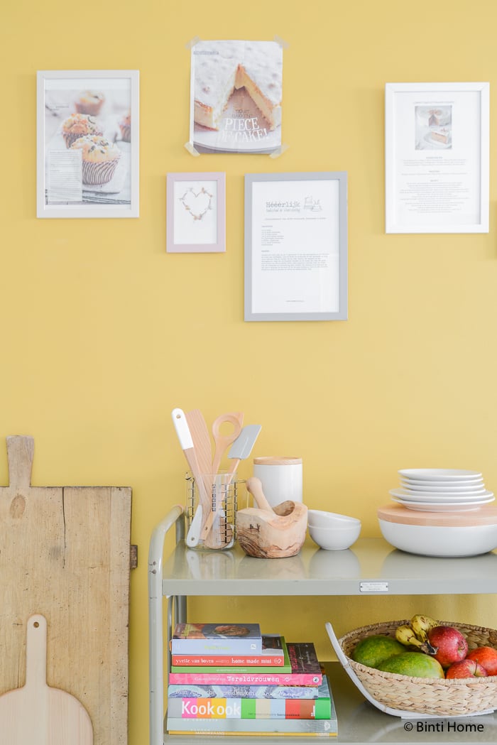 Stylingtip voor de keuken Een receptenwand op een okergele muur