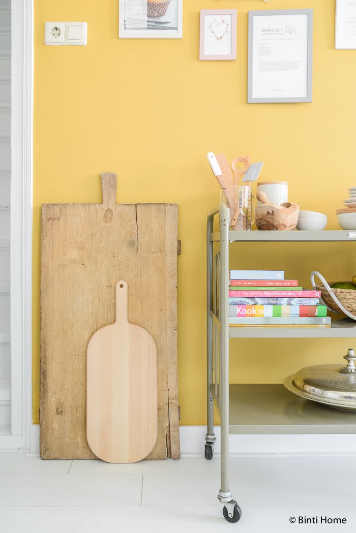 Stylingtip voor de keuken Een receptenwand op een okergele muur