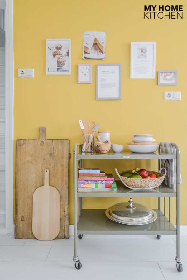 Stylingtip voor de keuken Een receptenwand op een okergele muur