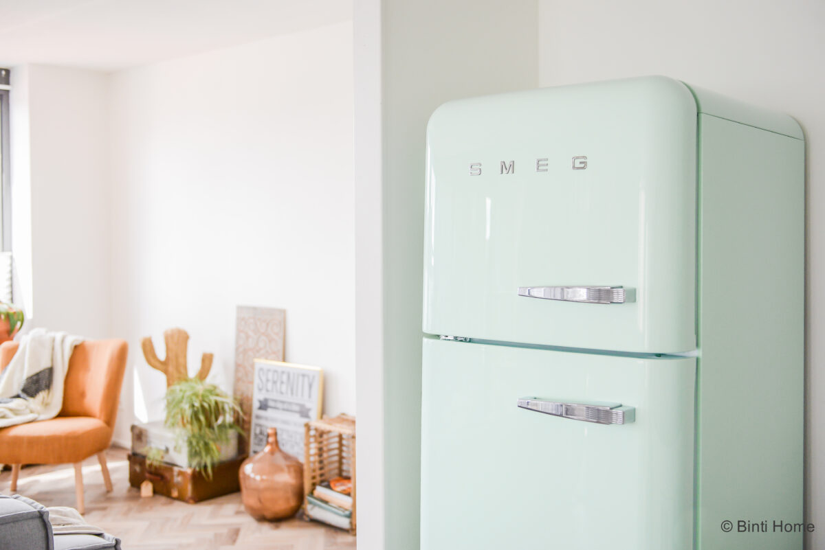 landen Accountant Verlichten Een nieuwe Smeg koelkast in de open keuken - Binti Home |  Interieurontwerpstudio & inspiratie blog