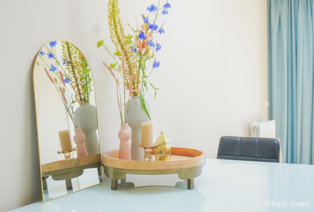Eettafel gezellig stylen met bloemen ©Binti Home
