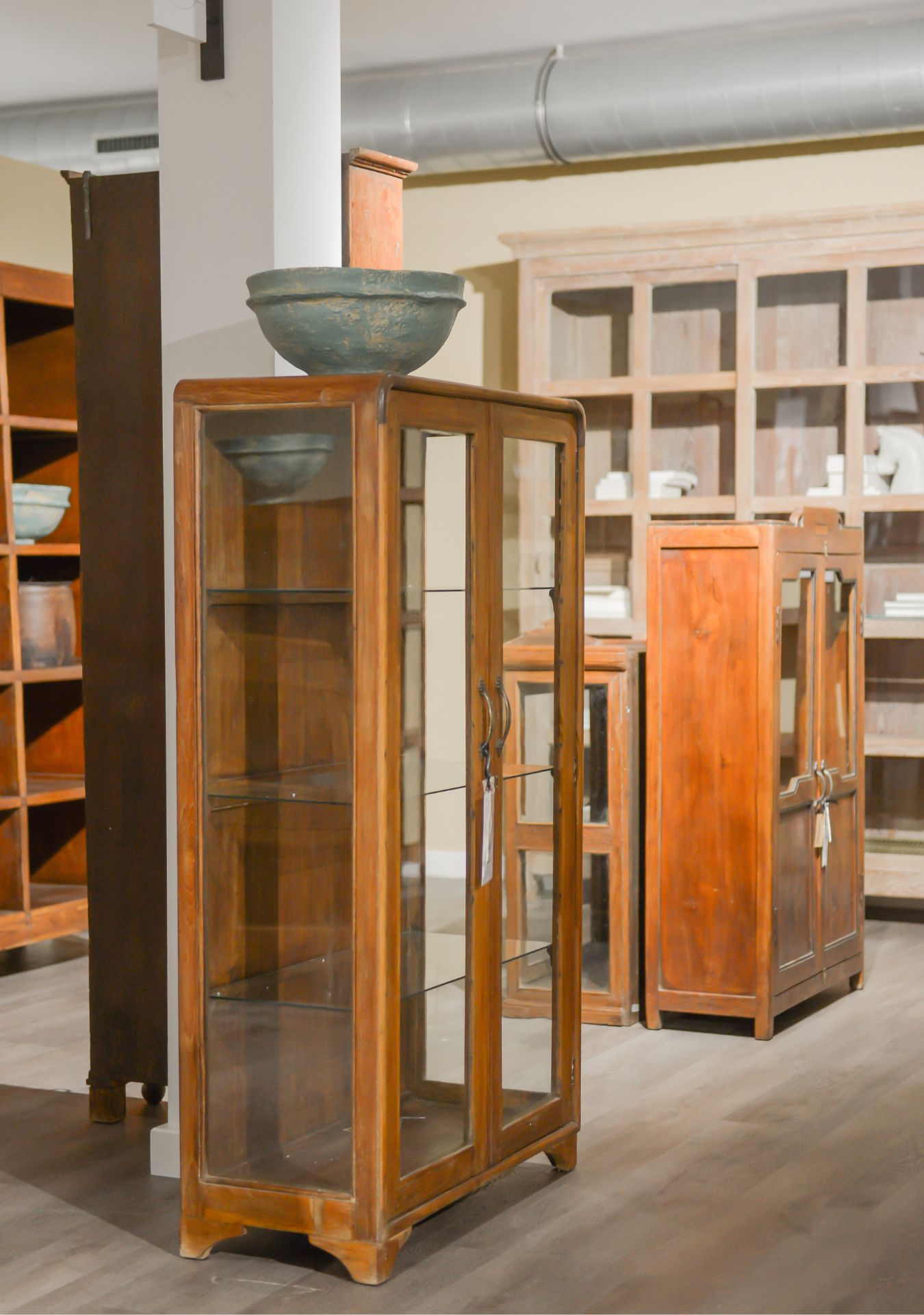 Vintage kast uit India met glazen deuren